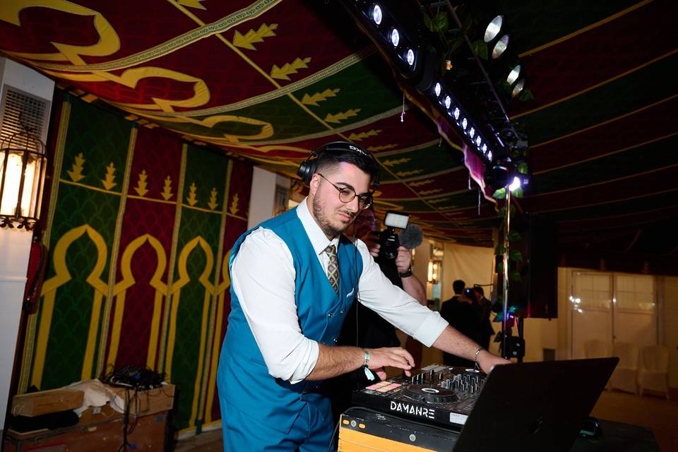 DJ gestionando la música de la boda