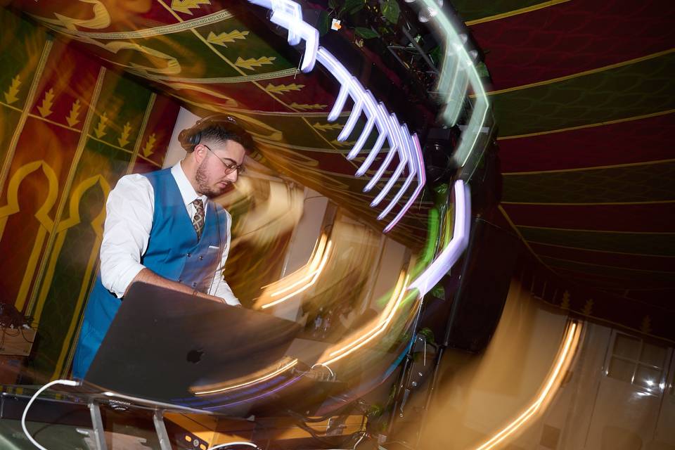 DJ con movimiento y efectos de luz