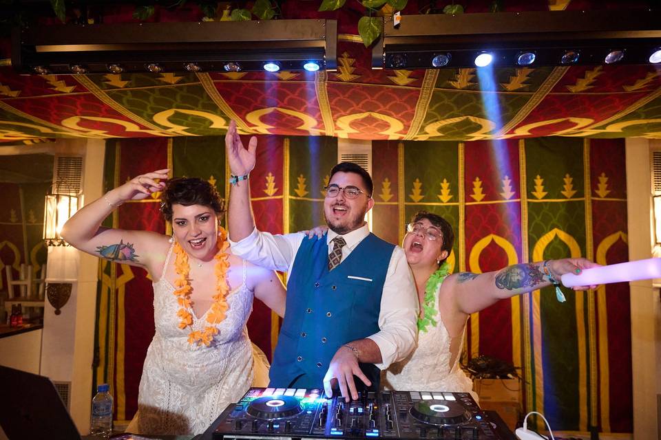 DJ y pareja celebrando juntos