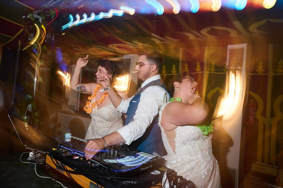 DJ y pareja en plena barra libre