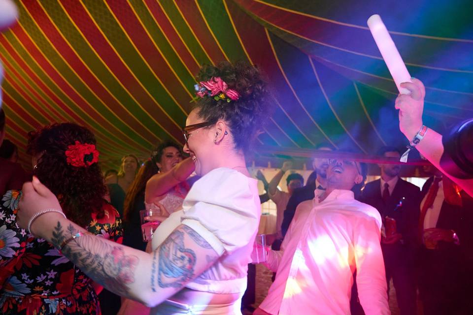 Invitados con accesorios de fiesta