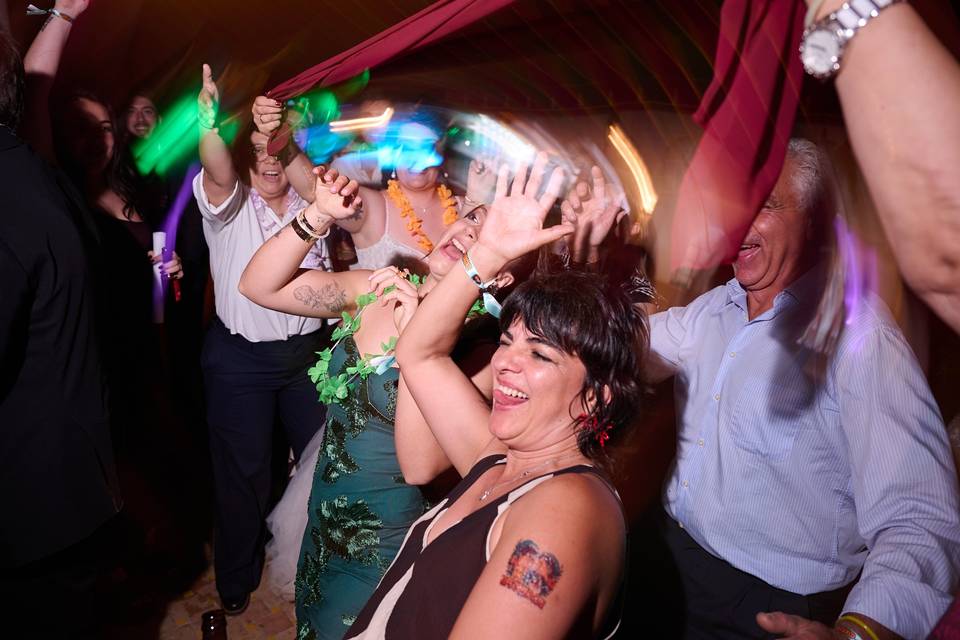 Invitados animando la celebración