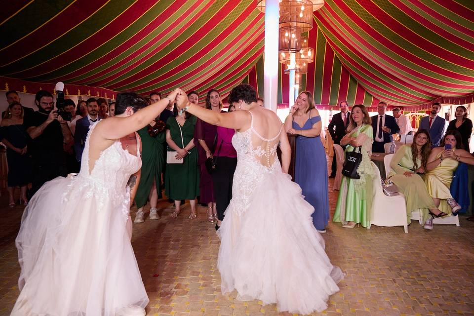 Pareja bailando con energía