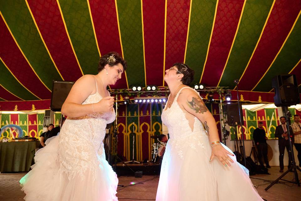 Baile divertido de la pareja