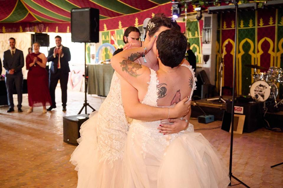 Abrazo durante el baile