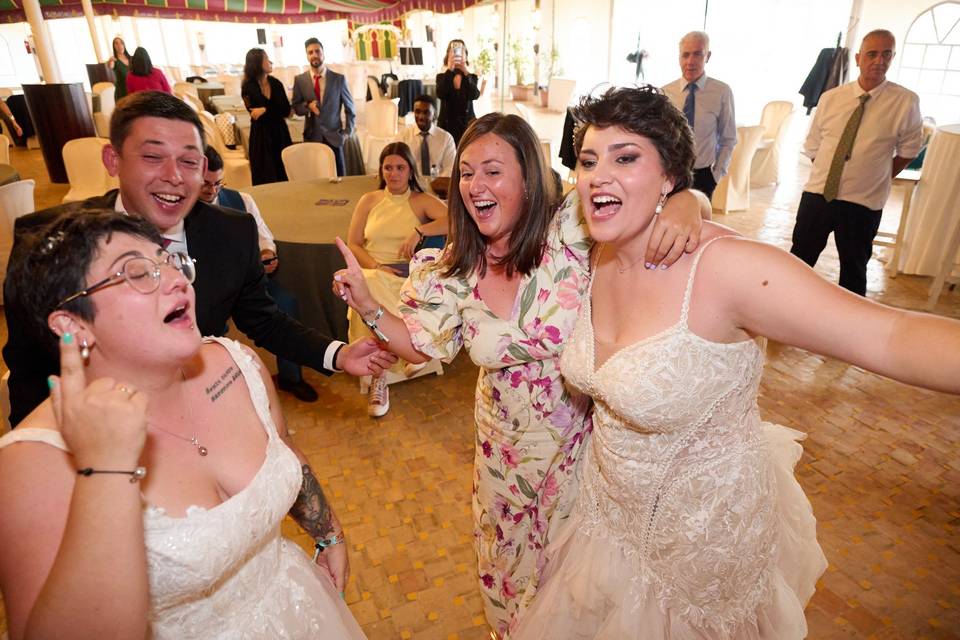 Pareja celebrando con amigos