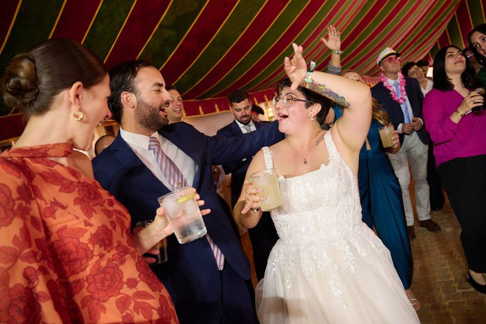 Invitados bailando con la pareja