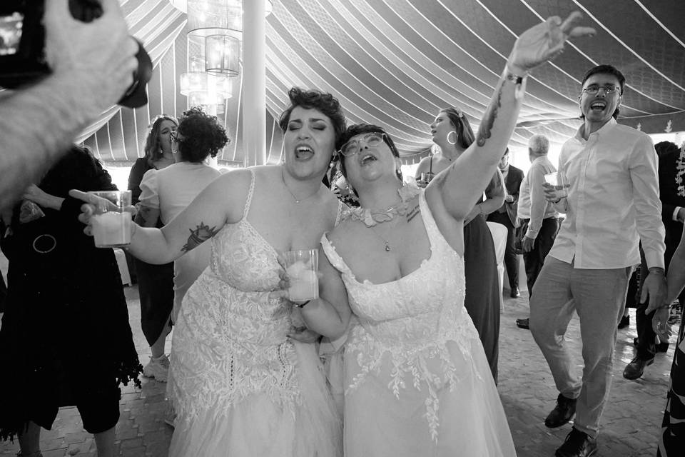 Pareja e invitados en blanco y negro