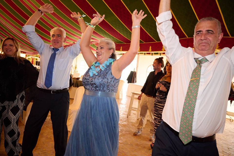 Invitados de todas las edades bailando