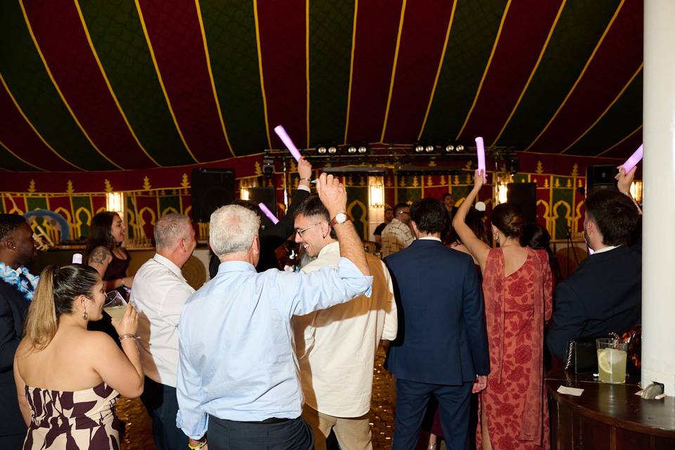 Pista de baile con barra luminosa