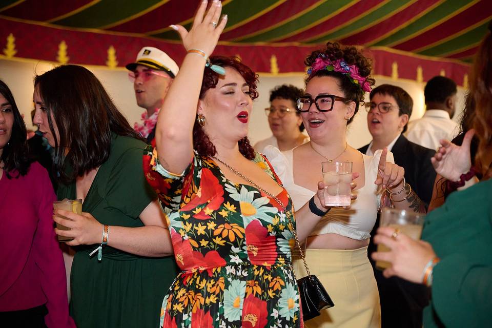 Amigas cantando en la boda