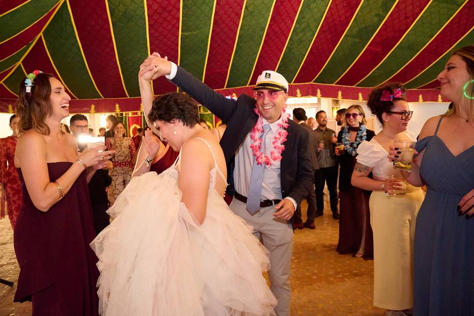 Baile de pareja entre invitados