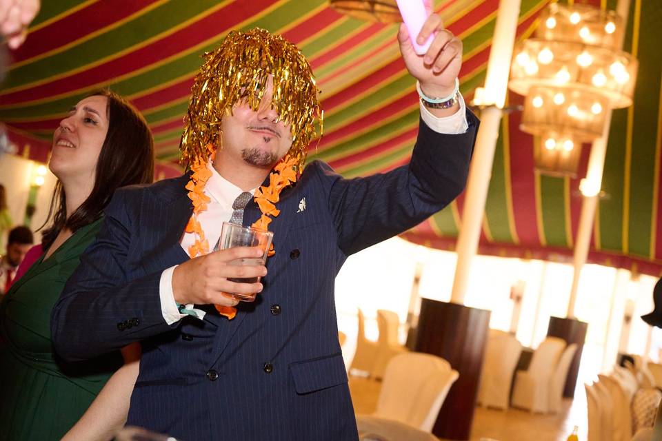 Invitado con accesorios de fiesta