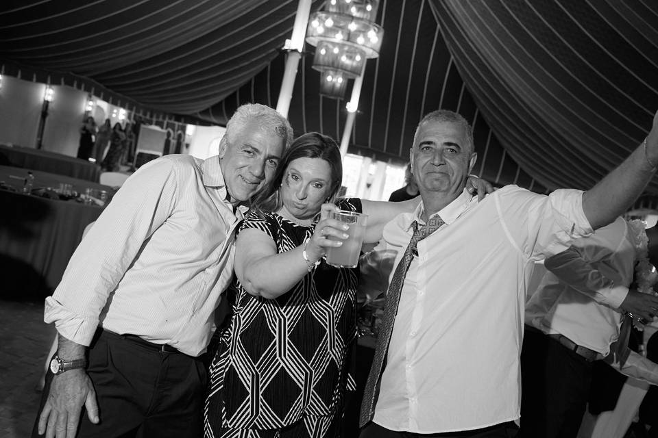 Invitados de todas las edades disfrutando