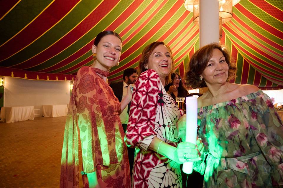 Amigas bajo la iluminación de la pista