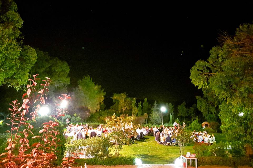 Cena en el jardín