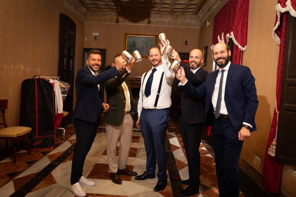 Amigos en habitacion novio