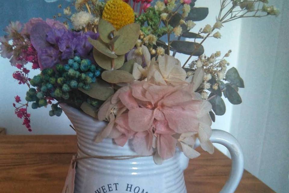 Taza de flores preservadas
