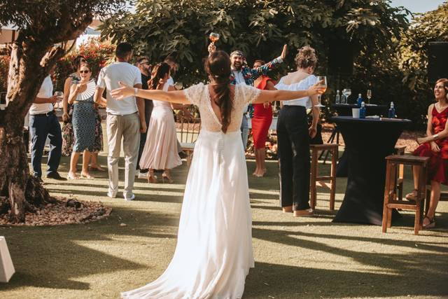Novia celebrando