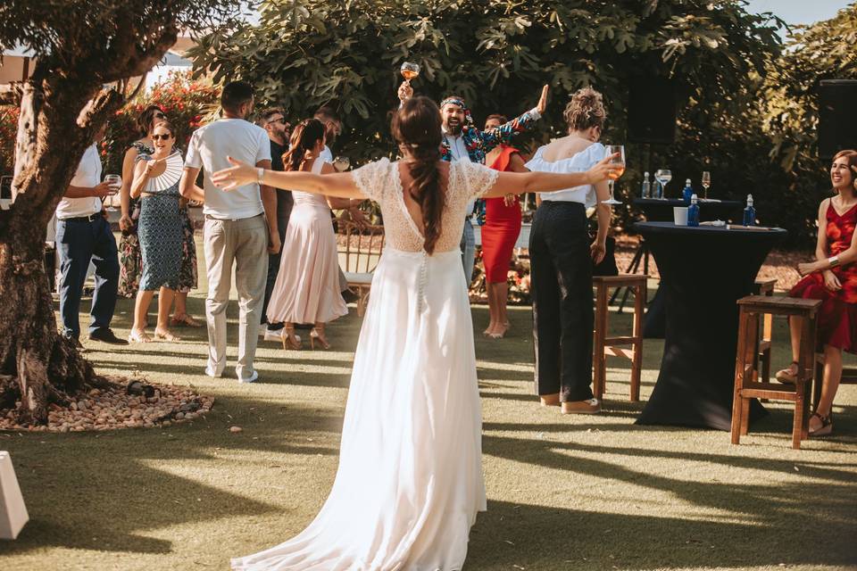 Novia celebrando