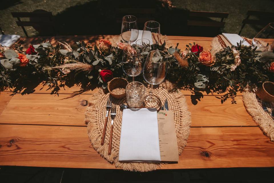 Mesa con cristalería y flores