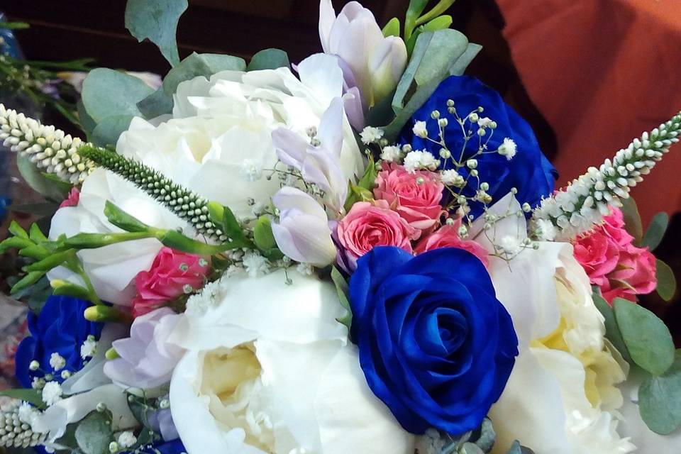 Ramo con rosas azules