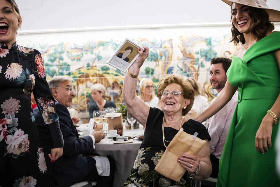 Abuelita emocionada