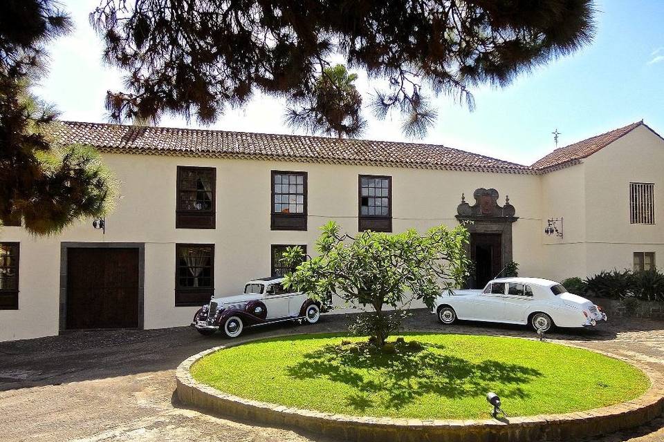 Coches de boda en la entrada