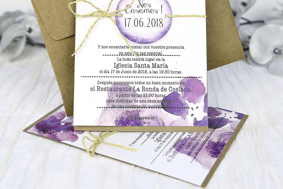 Invitación con flores lilas