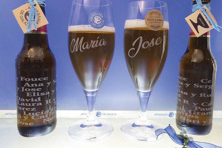 Copas y cerveza para brindis