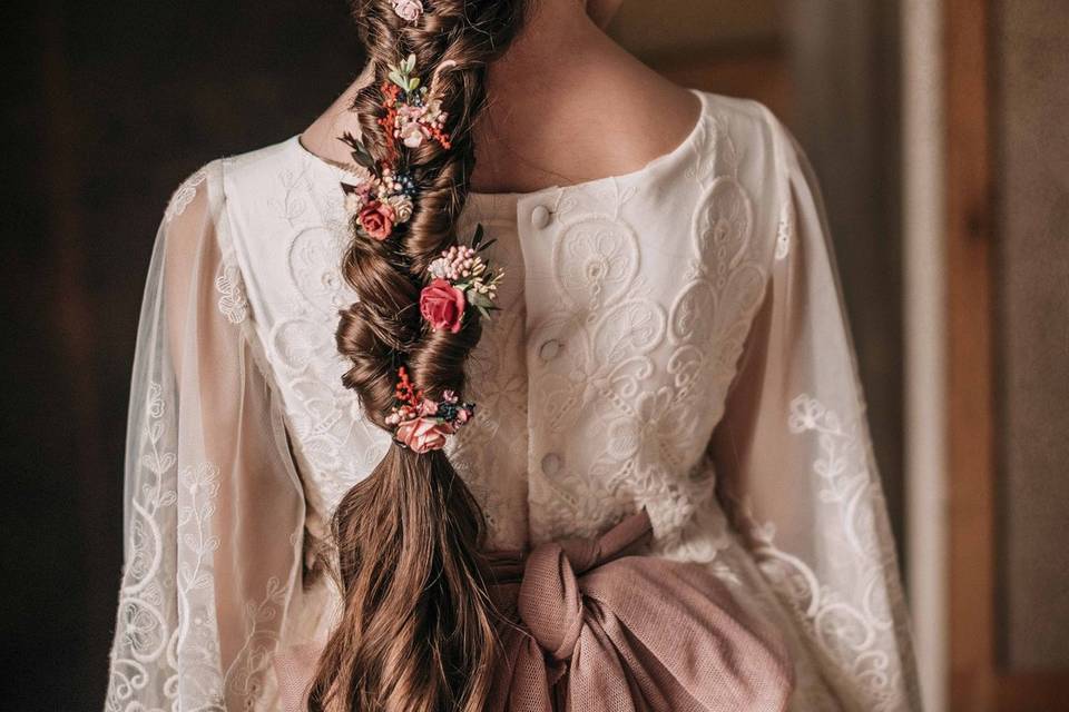 Coronas de flores y horquillas
