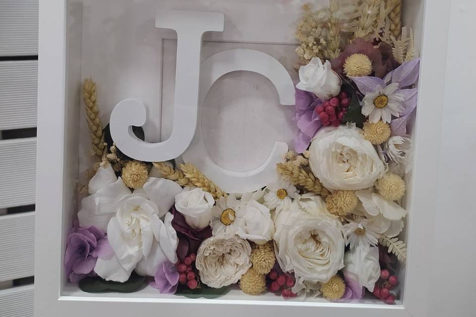 Cuadro con iniciales y flores