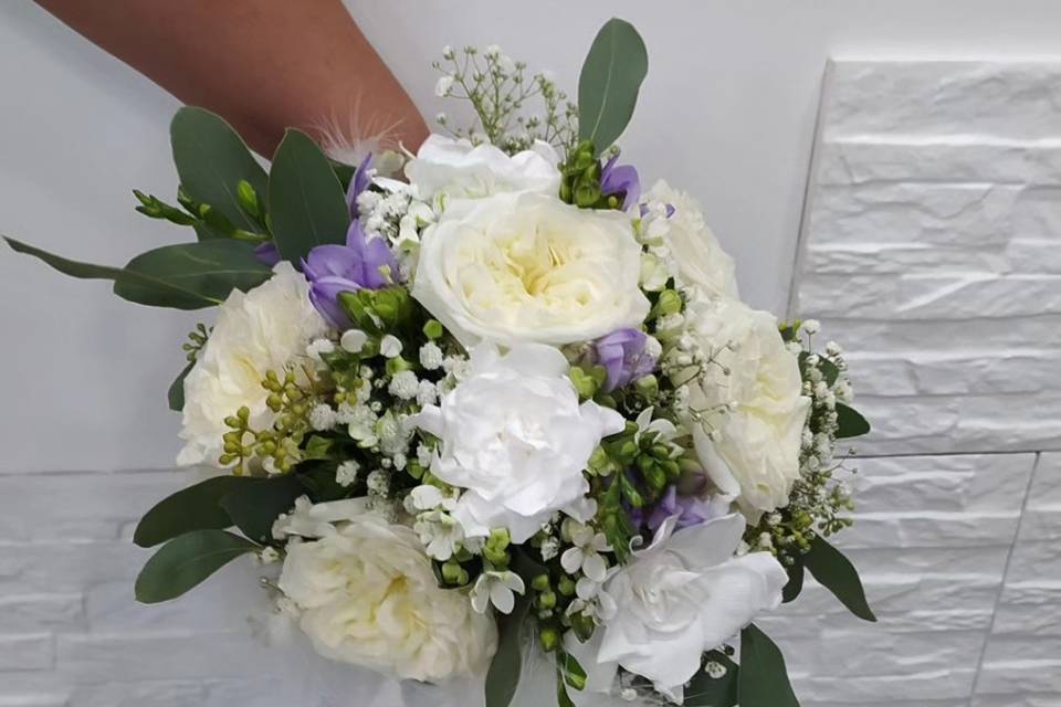 Bouquette romántico blanco