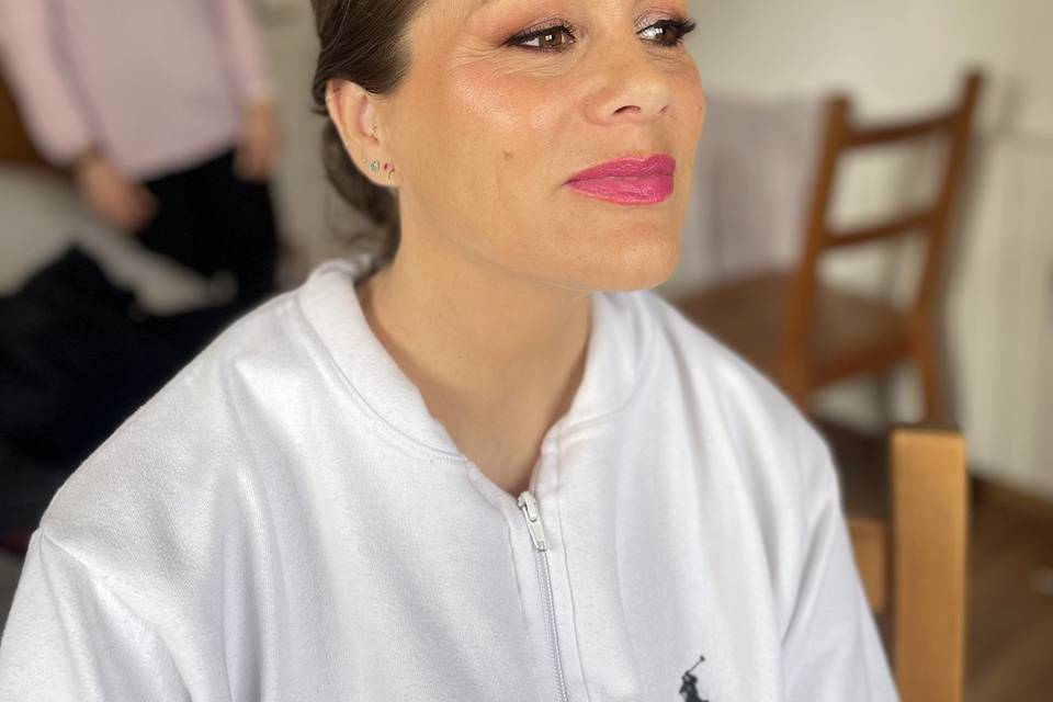 Maquillaje y moño bajo invitad