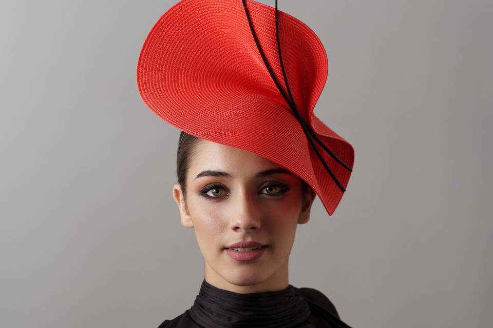 Sencillo tocado rojo y negro