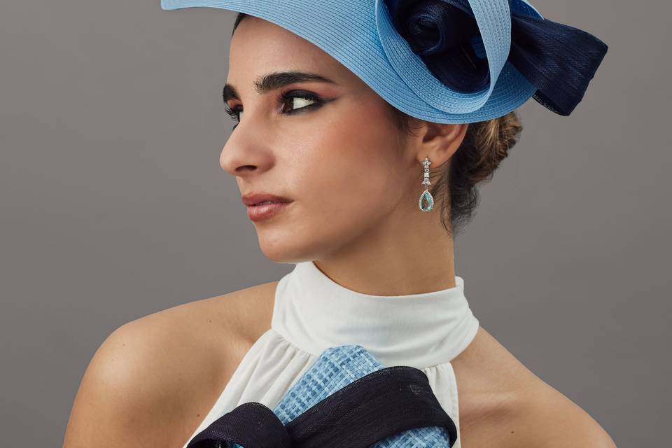 Tocado azul con bolso de boda