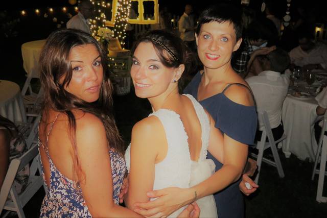 Katia y Silvia junto a la novia
