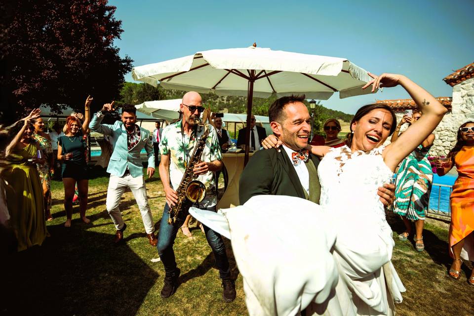 Bailando con la novia en brazo
