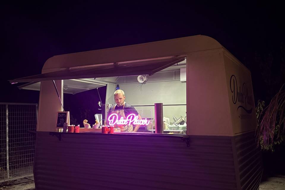 Nuestra food truck iluminada