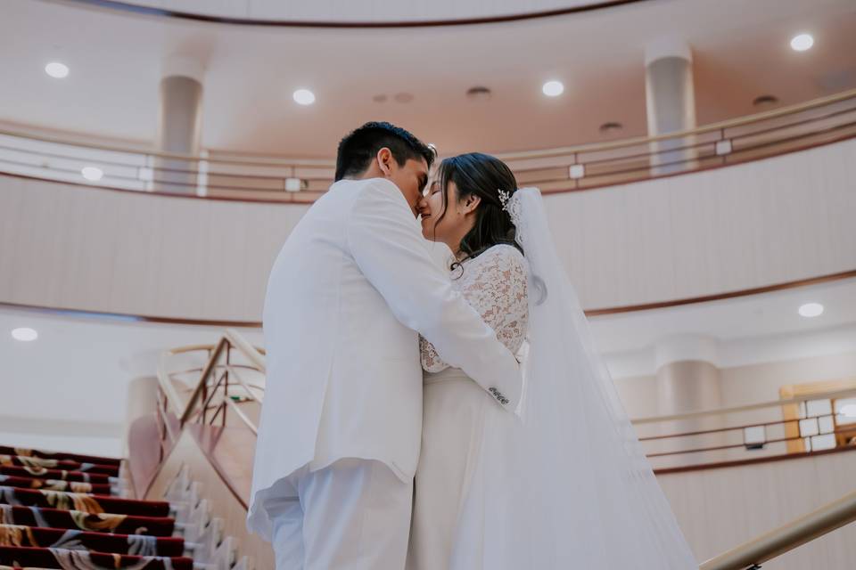 Beso novios en gran angular