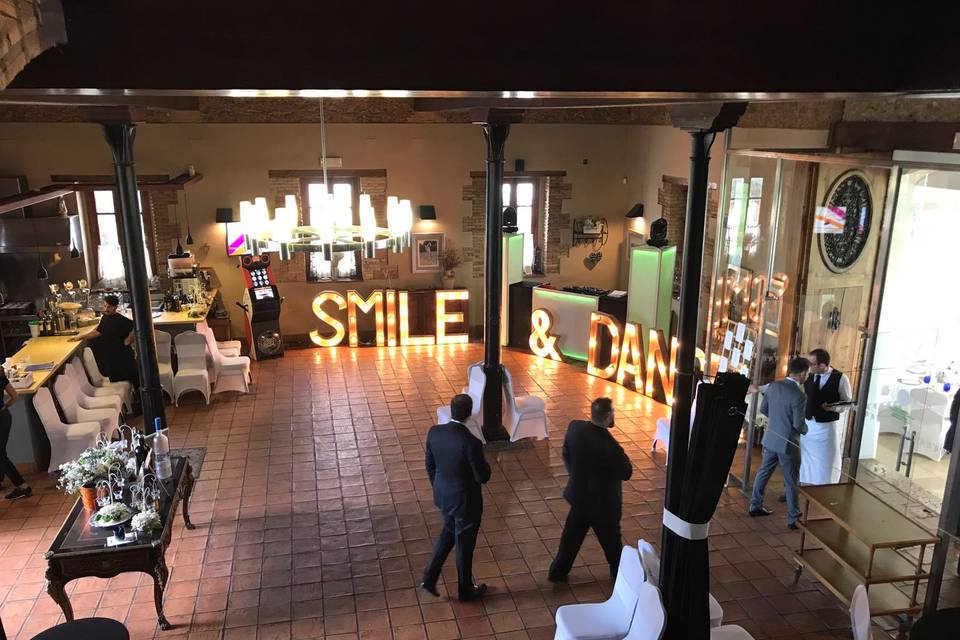 Decoración con letras iluminada