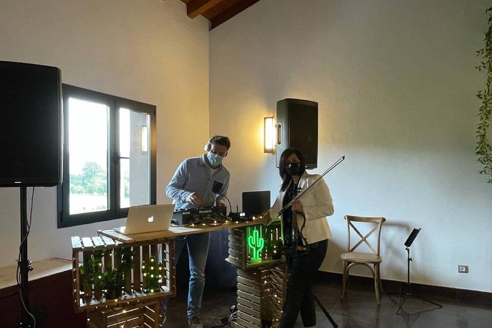 DJ y violín eléctrico