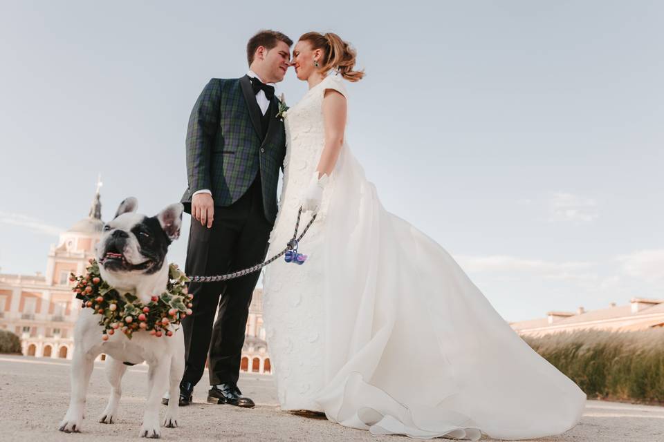 Los novios con su perro