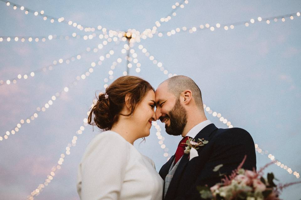 Novios en terraza exterior