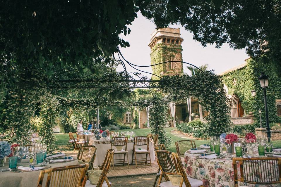 Mesas en zona pérgola