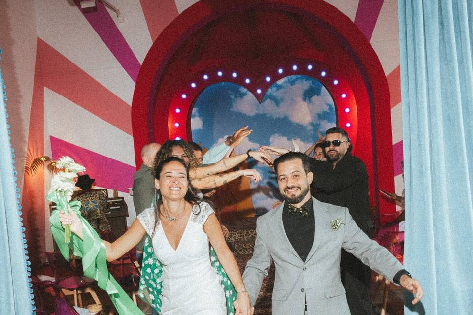 Salida triunfal novios