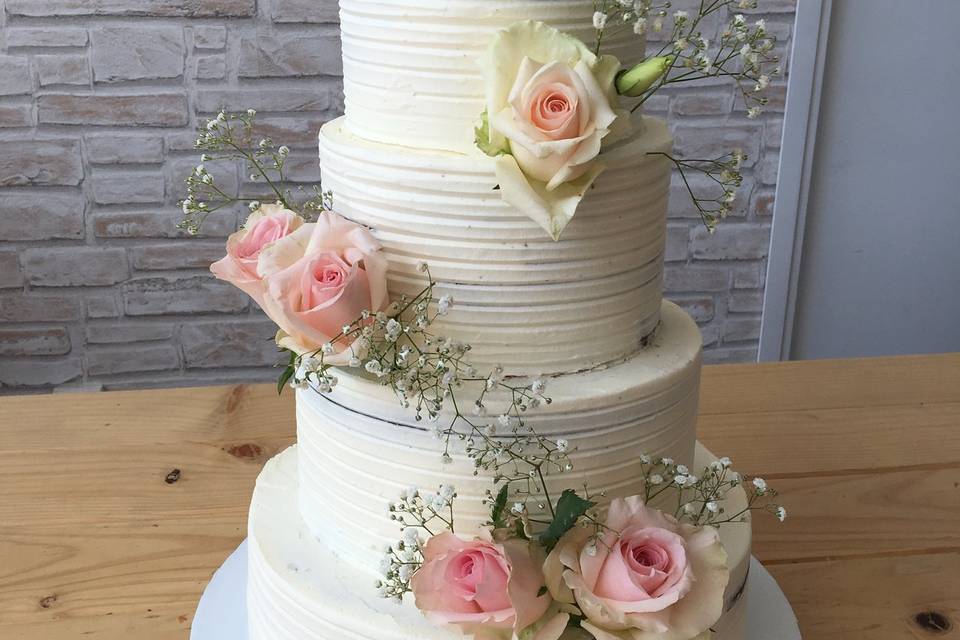 Pastel con rosas y paniculata