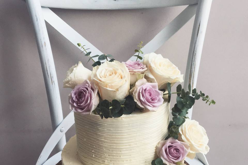 Pastel con rosas y eucaliptus