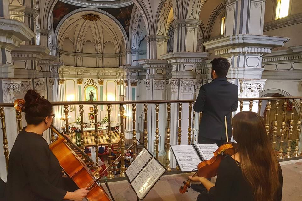 Ceremonia religiosa con tenor