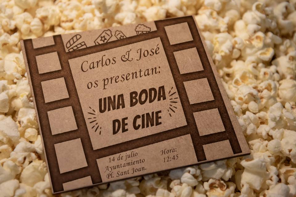 Invitación de madera grabada